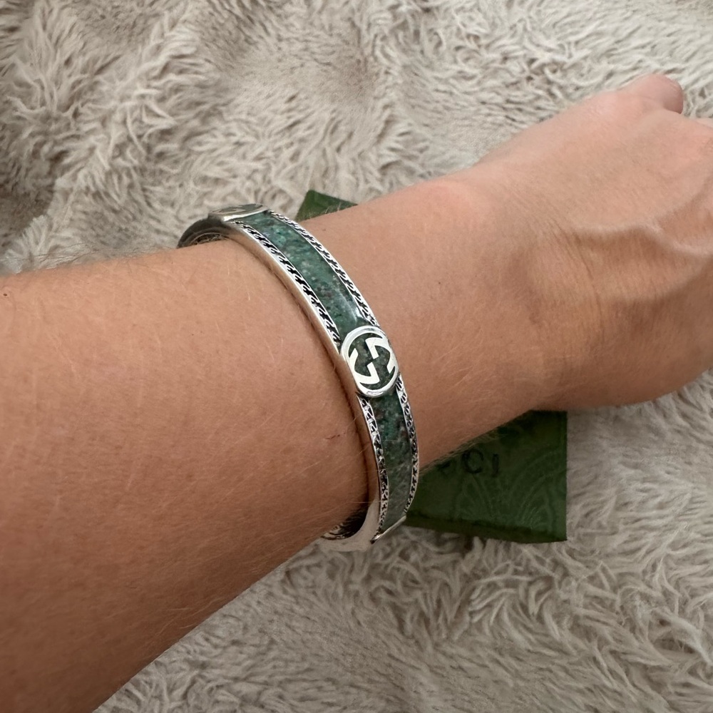 Gucci‎ Silver Cuff with Iconic Emblem Bracelet - Picture 6 of 8